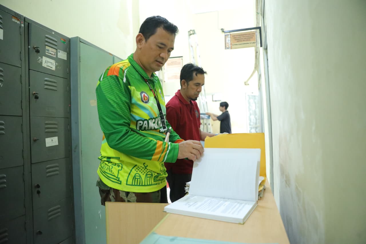 Diskominfo Babel Gotong Royong Wujudkan Lingkungan Kerja Bersih dan Tata Kelola Arsip yang Baik