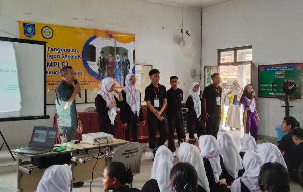 Kewaspadaan Informasi Digital di SMKN 1 oleh Dinas Kominfo Prov.Kep.Bangka Belitung