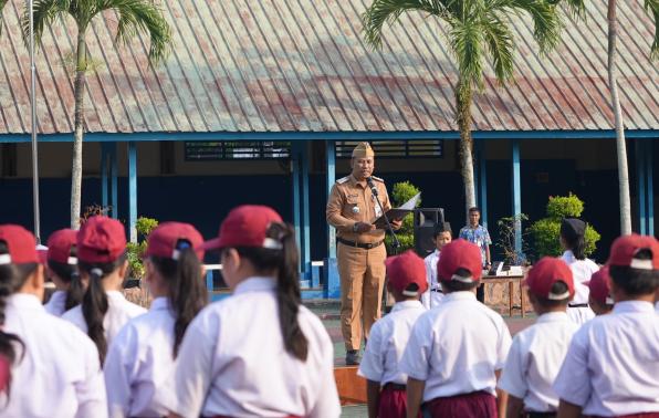 Jadi Pembina Upacara di SD Santa Theresia Pangkalpinang, Kadiskominfo Babel Ajak Gen Alfa Kendalikan Teknologi