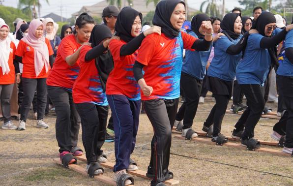 Pegawai Diskominfo Babel Turut Semarakkan Lomba Bakiak dan Penalti HUT Provinsi Ke-26