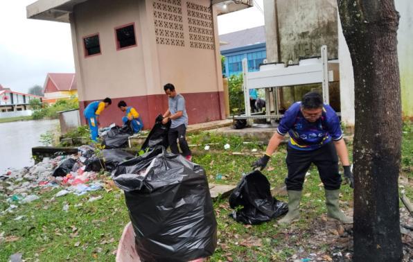 Peduli Lingkungan, Diskominfo Babel Laksanakan Aksi Gotong Royong dan Penanaman Pohon